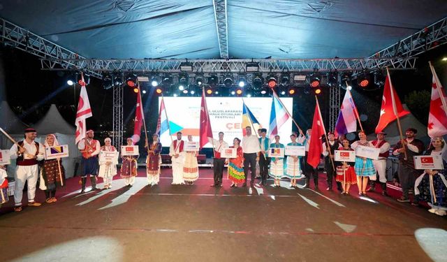 Kartal'da 5. Uluslararası Halk Oyunları Festivali coşkuyla başladı