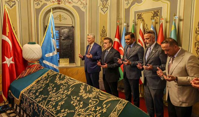 Ticaret Bakanı Bolat, Ertuğrul Gazi Türbesi'ni ziyaret etti