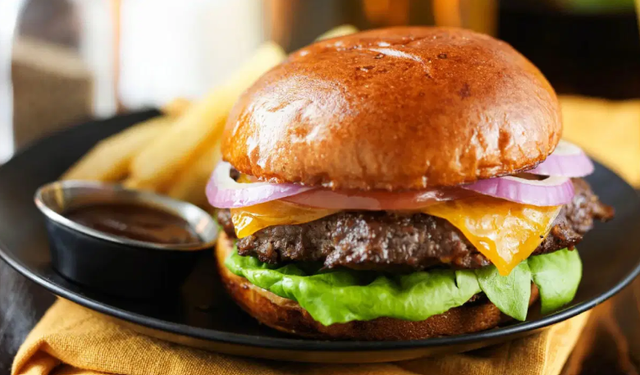 Dört parçaya bölünerek satıldı: Ünlü fast-food şirketi iflas etti