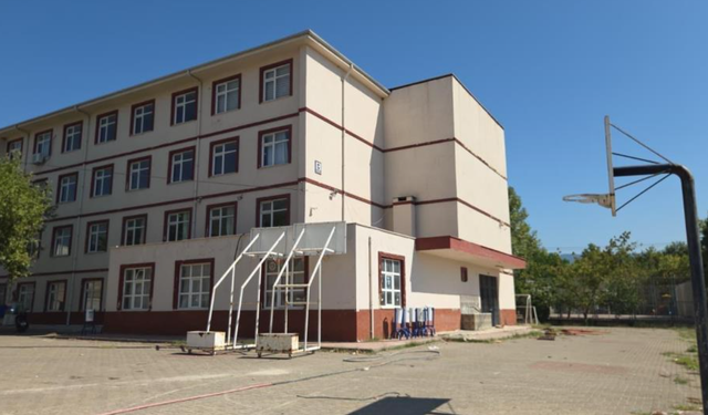 Bursa Orhangazi'deki meslek lisesinin yıkımına başlandı