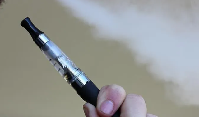 Elektronik sigarada ’masum buhar’ yanılgısı: Akciğerleri tehdit ediyor