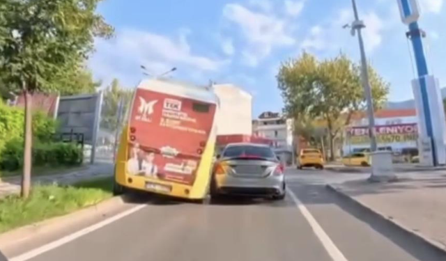Bursa Osmangazi'de seyir halindeki halk otobüsü direğe çarptı: O anlar kamerada