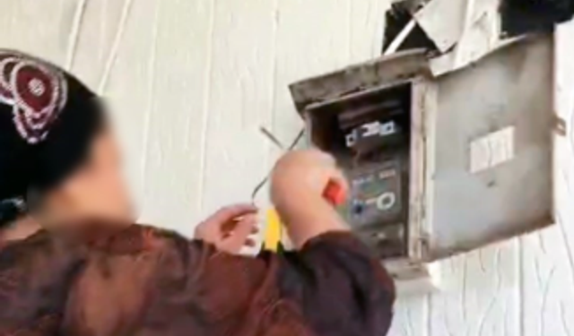 Vatandaşın elektrik denetim ekibine aldırmadan sayaca müdahale anları kamerada