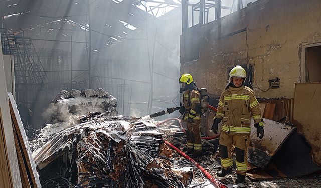 Bursa Osmangazi'de koltuk imalathanesinde korkutan yangın