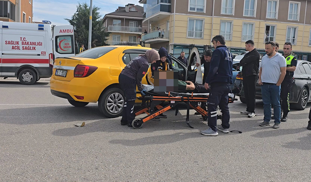 Bursa İnegöl’de taksi ile otomobil çarpıştı: 2 yaralı