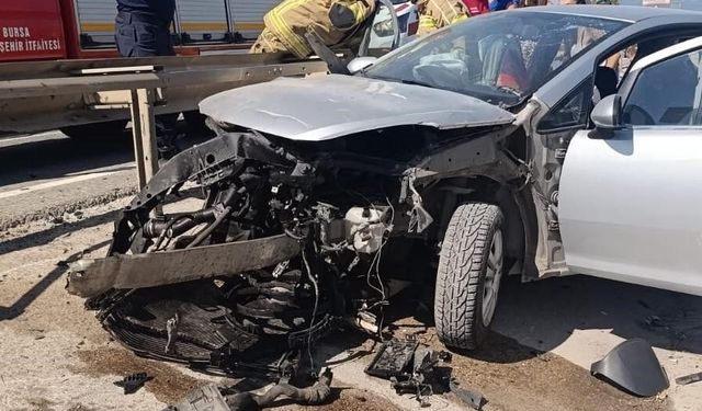 Bursa'da yok artık dedirten çarpışma! Bariyer otomobile böyle saplandı...
