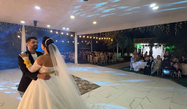 10 yıllık evlilikte sürpriz: Yeniden gelinlik giyip nikah tazeledi