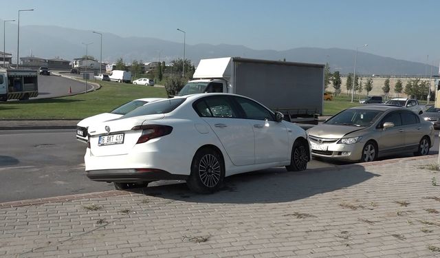 Bursa Osmangazi'de sürücü virajı alamadı, 3 araç birbirine girdi