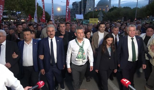 Bursa'da gövde gösterisi! Özgür Özel'den tarihi rest: "İktidarla aynı hizaya geçmeyiz"