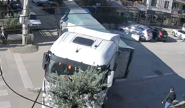 Bursa Mudanya'da tır, dar sokakta dönüş yaparken giysi toplama kutusuna çarptı!