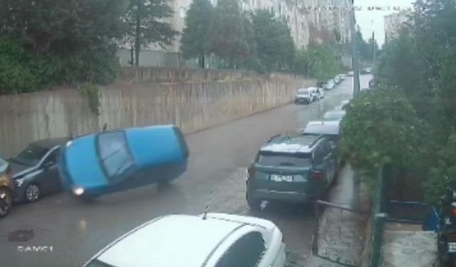 Bursa'da kontrolden çıkan otomobil park halindeki araca çarparak ters döndü: 3 yaralı