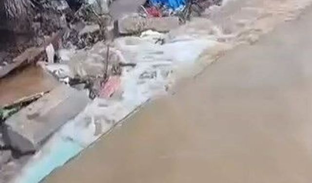 Bursa Eşkel'de deniz ile kara birleşti | Mahsur kalan 4 kişi kurtarıldı