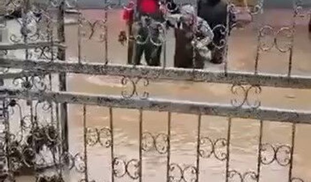 Bursa Mudanya'da taşkında mahsur kalanlar böyle kurtarıldı