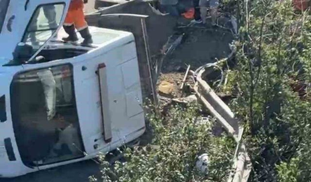Anadolu Otoyolu'nda bakım aracına çekici çarptı: 3 yaralı