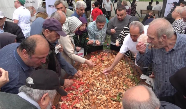 Üç metrelik tabakta Bursa kebabı ikramı