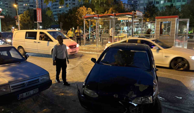 Otomobil tramvay durağına çarptı: 1 yaralı