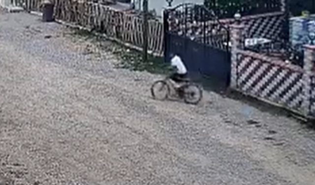Bursa İnegöl'de hırsızlık anı kamerada!  Arkadaşlarının Peşinden Yürüdü, Bisikleti Çalıp Kayboldu!