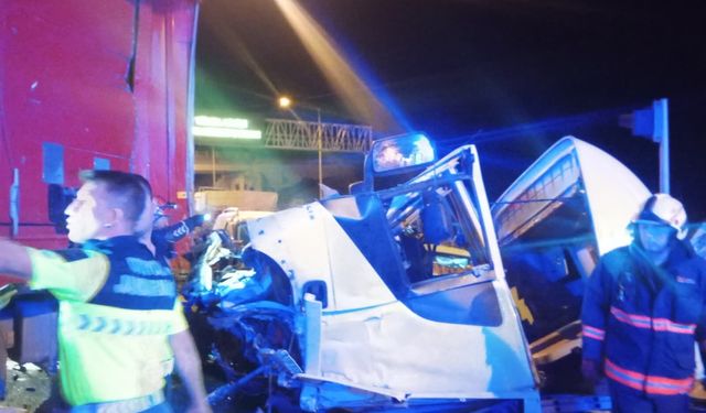 Bursa-Yalova yolunda feci kaza: TIR sürücüsü hayatını kaybetti, 5 yaralı!