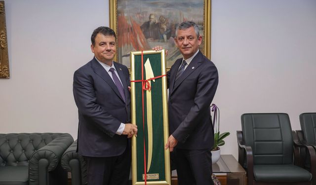 İnegöl Mobilyacılar Odası’nın hediyesi Özgür Özel’e takdim edildi: "Yakın zamanda İnegöl’de olacağız"