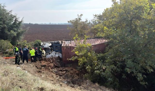 Bursa'da tır tarlaya uçtu: 1 yaralı!