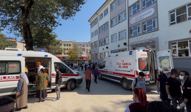 Bursa'daki ortaokulda nefesler kesildi: Öğrenciler fenalaşınca ekipler okulun altını üstüne getirdi!