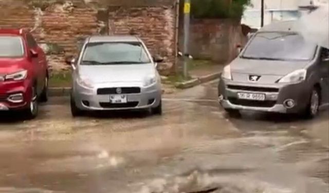 Bursa’da pazar yerleri ve sokaklar göle döndü