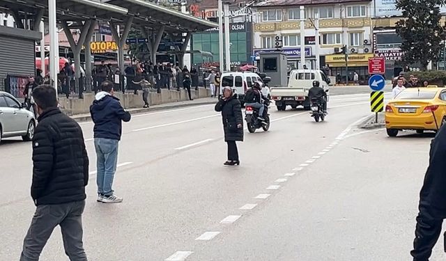 Bursa'da çocuğunu göremeyen kadın boynuna bıçak dayadı, ekipler ikna etti