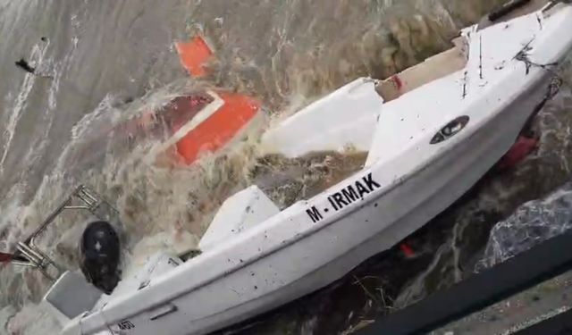 Bursa Gemlik'te lodosun batırdığı tekneler vinçle denizden çıkarılıyor