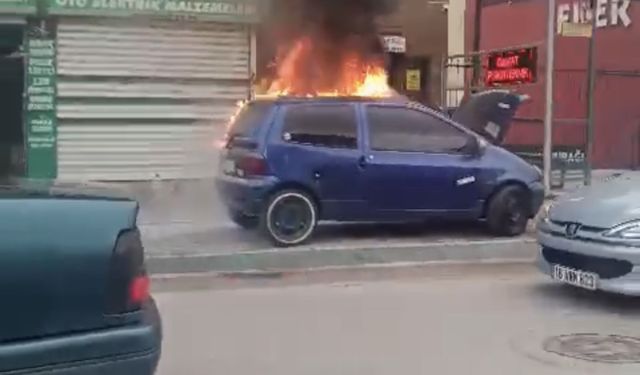Bursa Yıldırım’da park halindeki otomobil alevlere teslim oldu