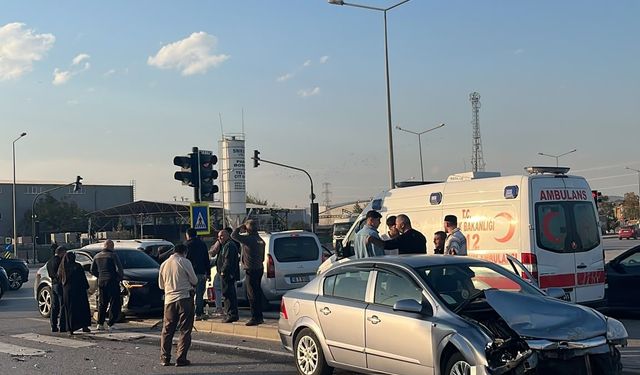 Bursa İnegöl'de iki araç çarpıştı