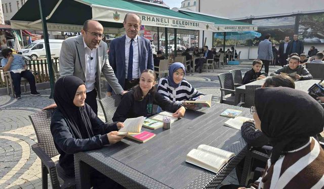 Başkan ve öğrencilerden kitap okuma seferberliği