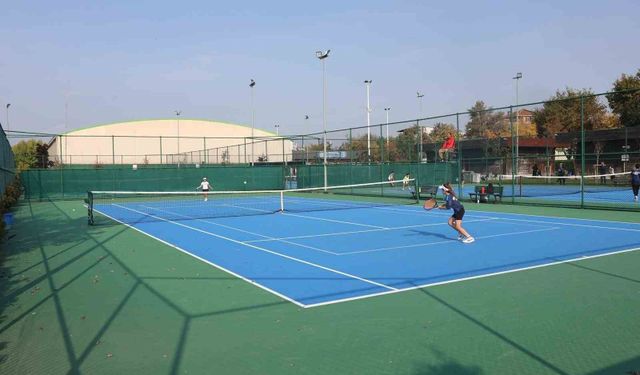 Cumhuriyet coşkusu tenis kortlarına taşındı