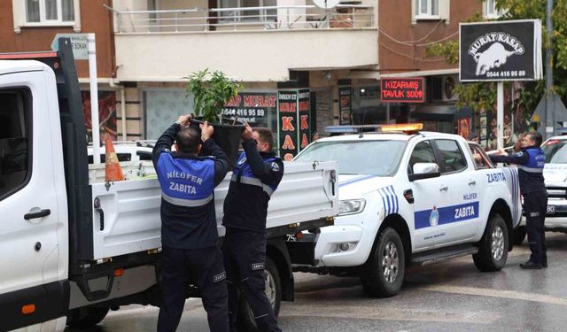 Nilüfer'de kaldırım ve yolları işgal eden tabelalar toplandı