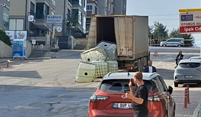 Bursa Nilüfer'de yola dökülen asit mahalleyi kapattırdı
