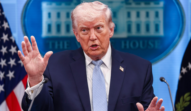 Trump'tan İran'a gözdağı: "Ne yapacağımızı görene kadar bekleyin, onlara ağır bir darbe indireceğiz"