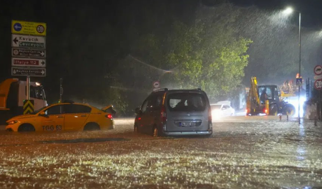 İstanbul Valiliği sağanağın bilançosunu açıkladı: Binlerce ihbar, rekor yağış!