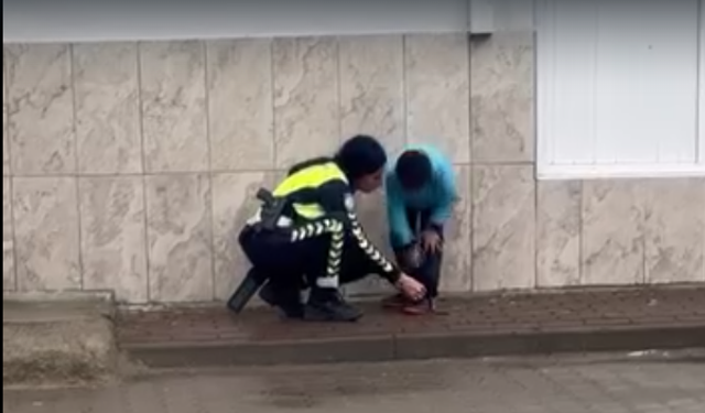 İnegöl’de kadın polisten minik öğrenciye şefkat eli