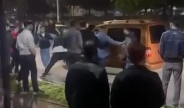 Bursa Yıldırım'da parkta gençlerin kavgası kameraya yansıdı