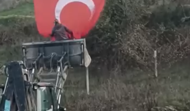 İnegöl'de BUSKİ ekiplerinden Türk bayrağına duyarlı davranış!