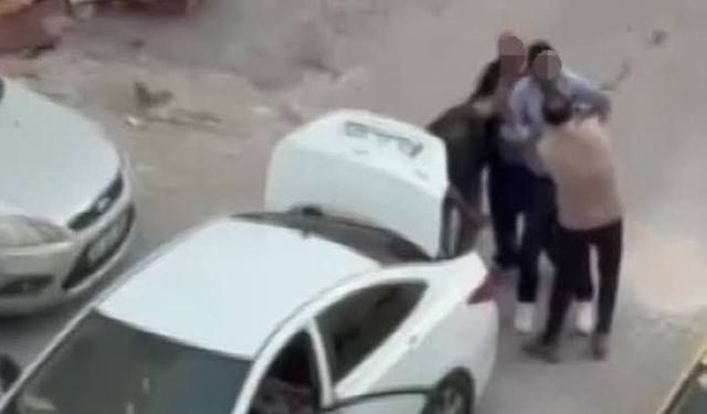 Gündüz vakti otomobilin bagajına zorla bindirdiler