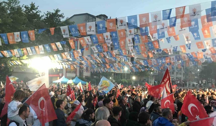 Kocaeli’de AK Parti il binası önünde kutlamalar başladı