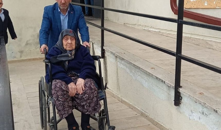 Tekirdağ’da 107 yaşındaki "asırlık çınar" sandık başına gitti