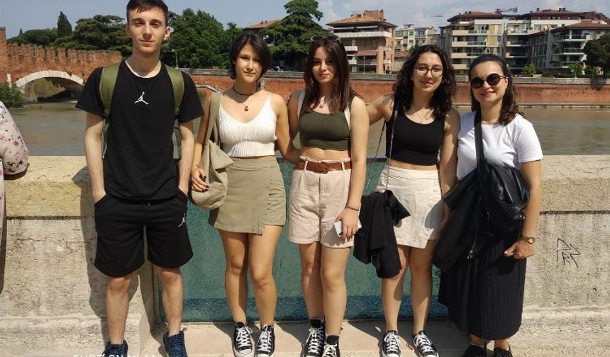 Manisalı gençler İtalya'da Türkiye'yi temsil ettiler