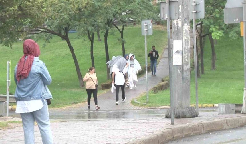 İstanbullular güne yağmurla uyandı