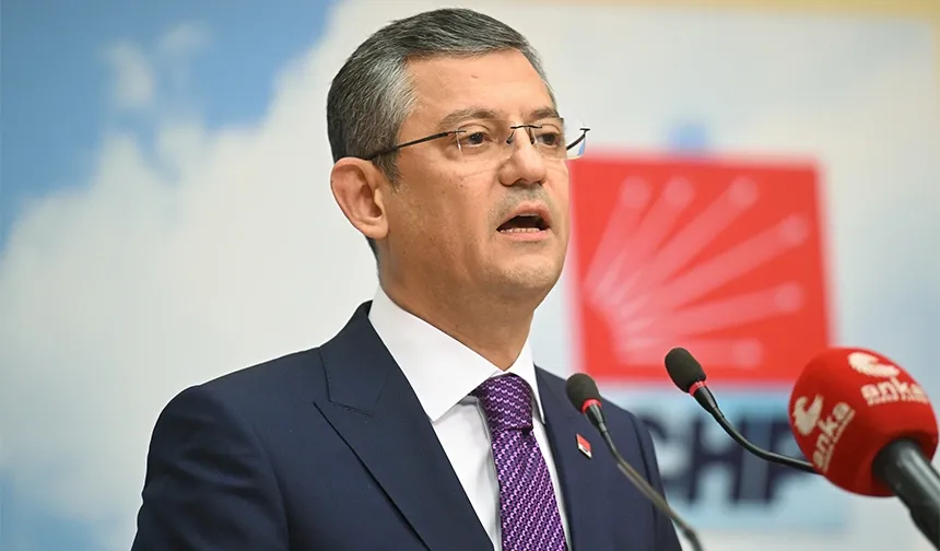Ülkemize ‘İşgalci’ Diyen Bayanın Elini Öptü! Gelen Tepkilere Özgür Özel Cevap Verdi