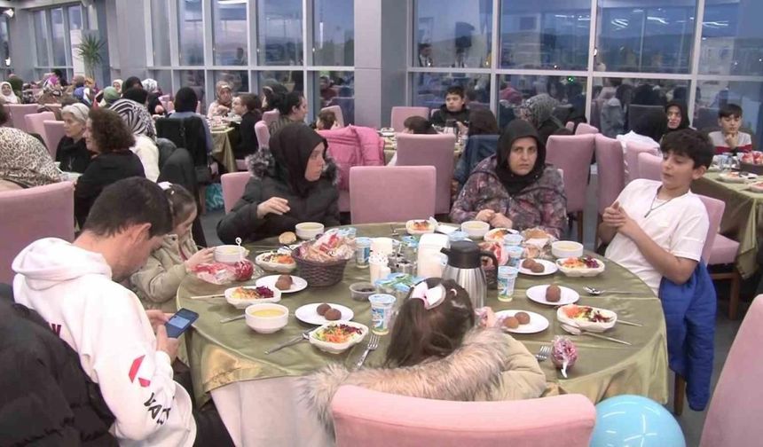 Yetim çocuklar, Tuzla’da düzenlenen iftar programında bir araya geldi