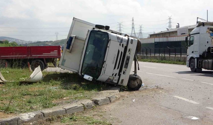 Sancaktepe’de kamyona çarpmamak için manevra yapan kamyonet devrildi: 3 yaralı