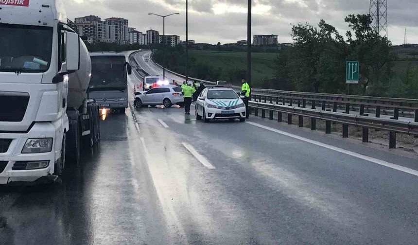 Edirne’de bariyerlere çarpan otomobilin sürücüsü yaralandı