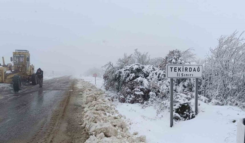 Çanakkale’de İl Özel İdare ekipleri karla kaplı köy yollarını açıyor