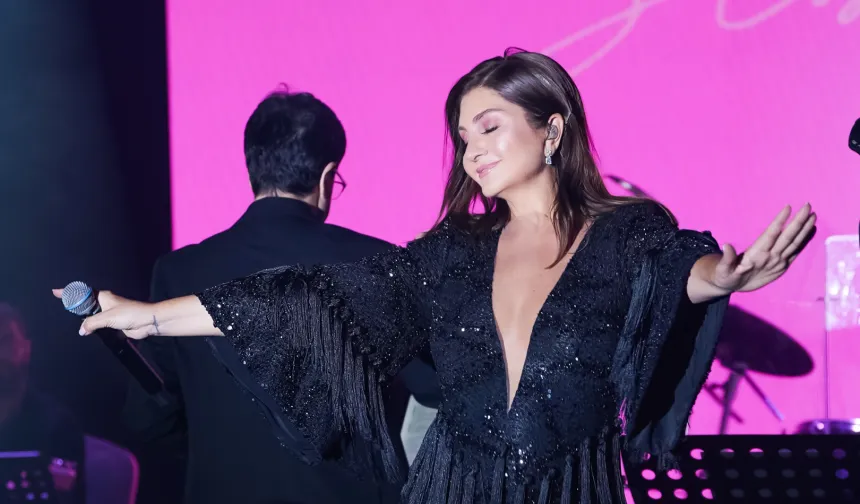 Sibel Can Kıbrıs'ta göz kamaştırdı
